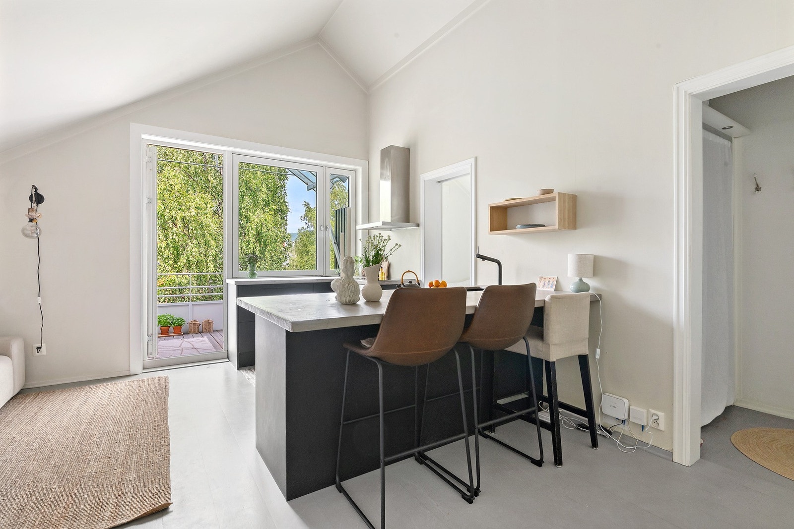 Lyst og luftig oppholdsrom med takhøyde på hele 3,9 meter på det høyeste Galleribilde