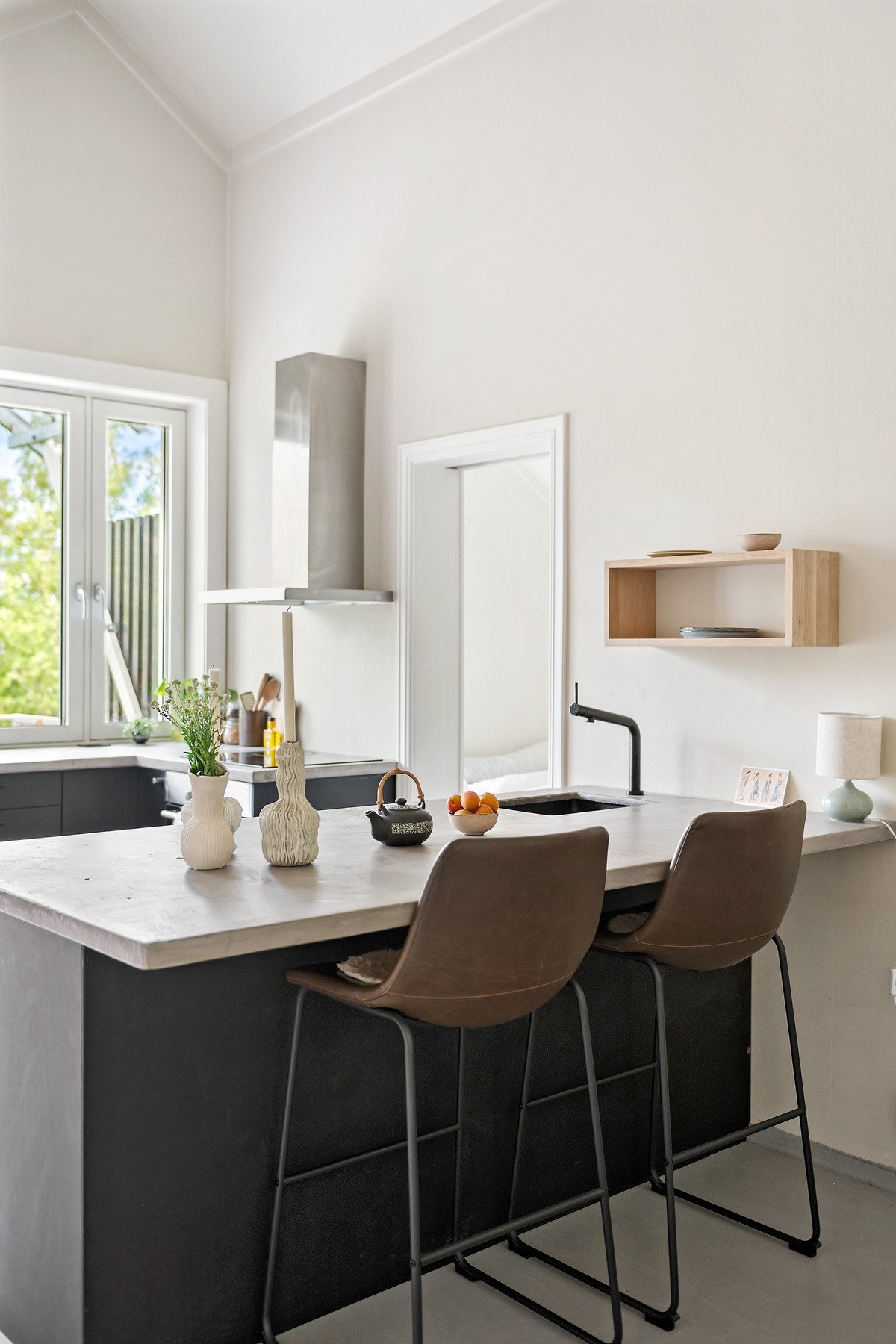 Kjøkkenøy med bar-løsning som fint kan benyttes som spiseplass, kontor etc. Galleribilde