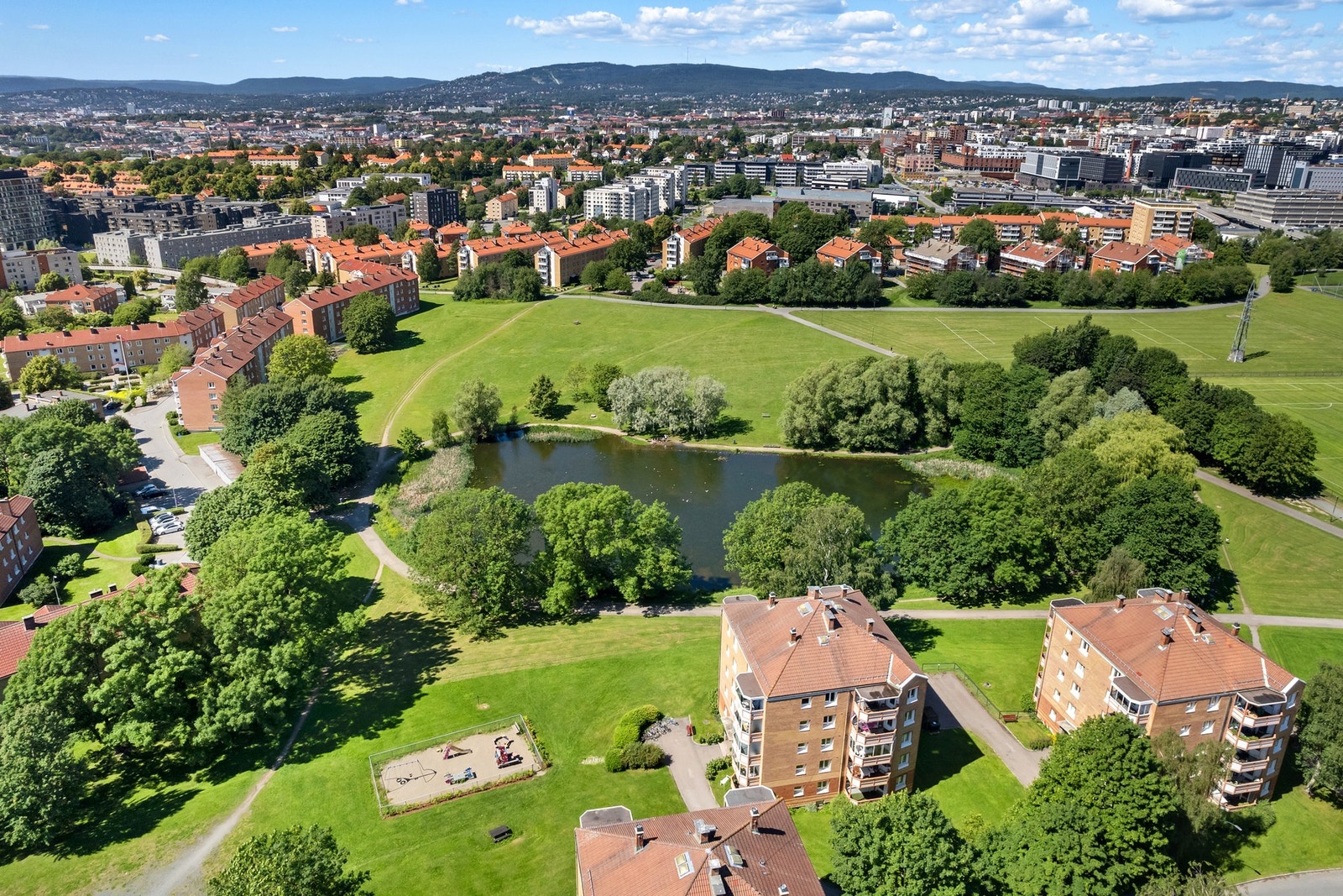 Hovindammen, beliggende i et større parkområde, kun et steinkast fra eiendommen Galleribilde