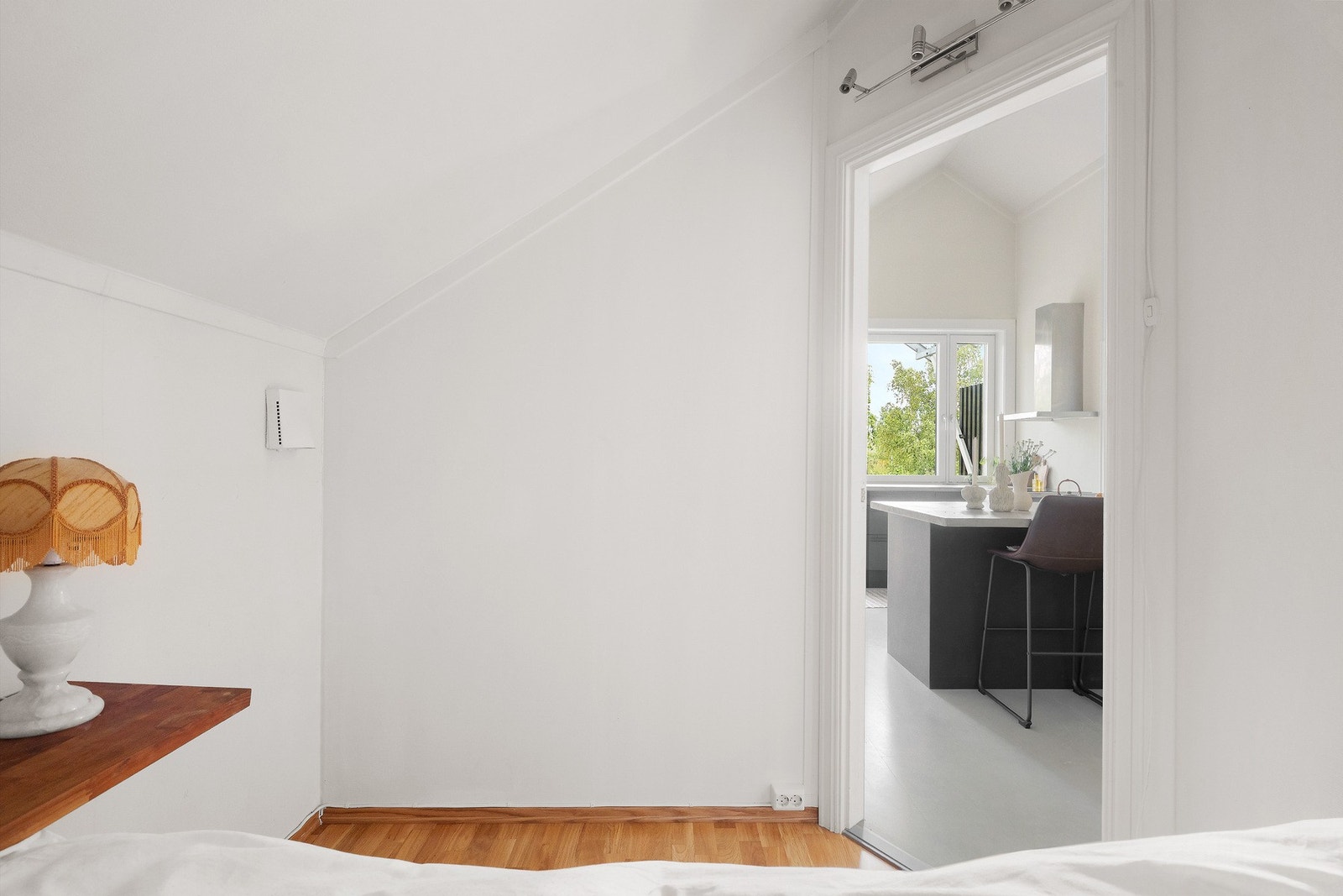 Her er god plass til seng, oppbevaring, kontormuligheter o.l. Galleribilde