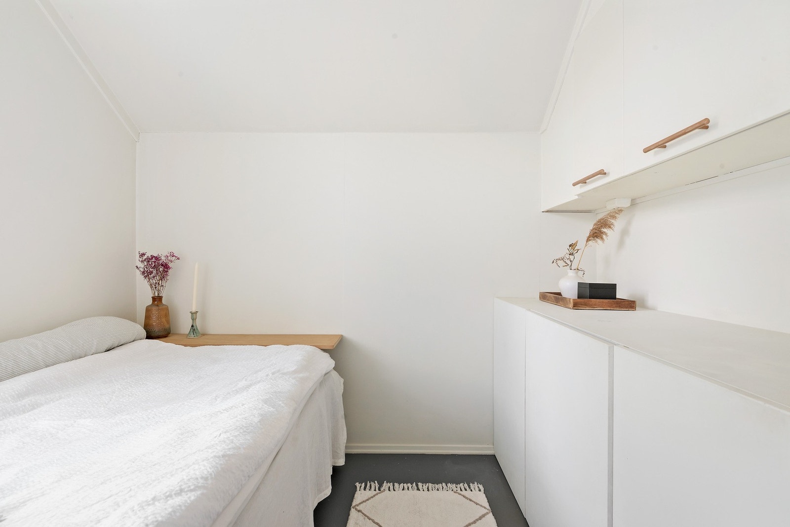 Praktisk, plassbygd garderobeløsning med god plass til oppbevaring av klær og andre personlige eiendeler Galleribilde