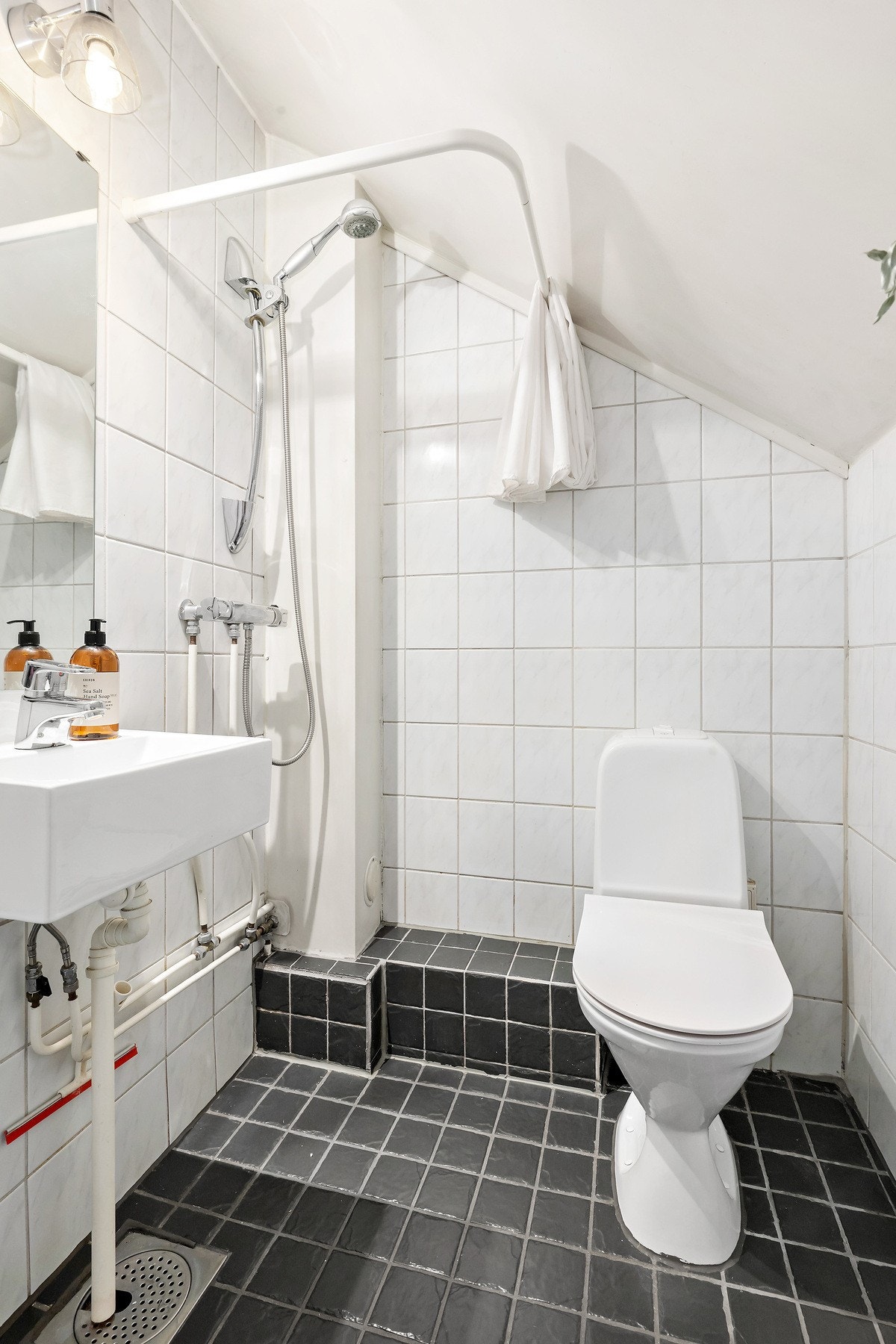 Helfliset baderom med varme i gulv Galleribilde