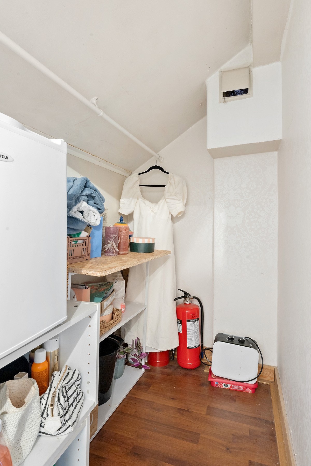 Praktisk bod i tilknytning til bad. Boden har ikke målbart areal pga. skråtak. Galleribilde