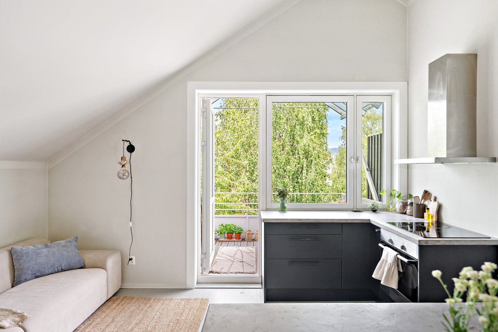 Store vindusflater sørger for rikelig med naturlig lysinnslipp Galleribilde