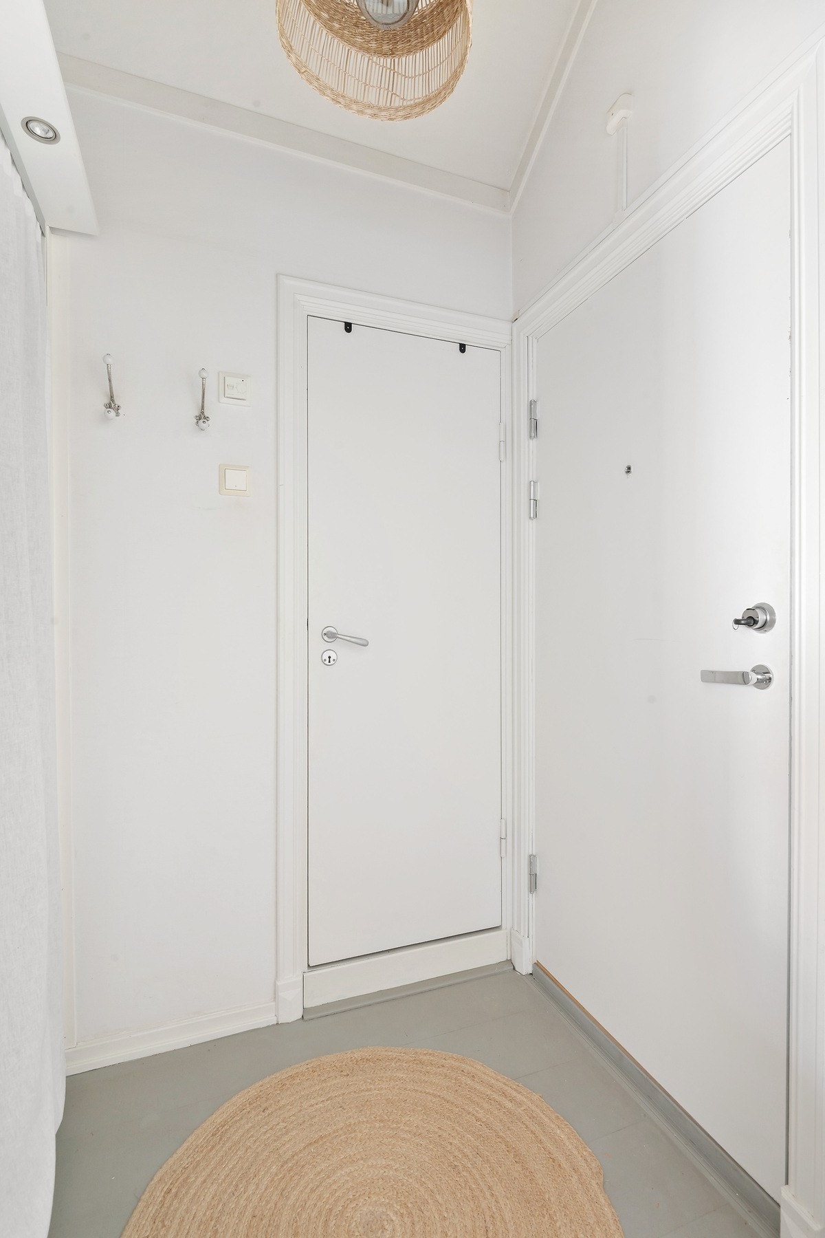 Romslig entré med god plass til oppbevaring av yttertøy og sko Galleribilde