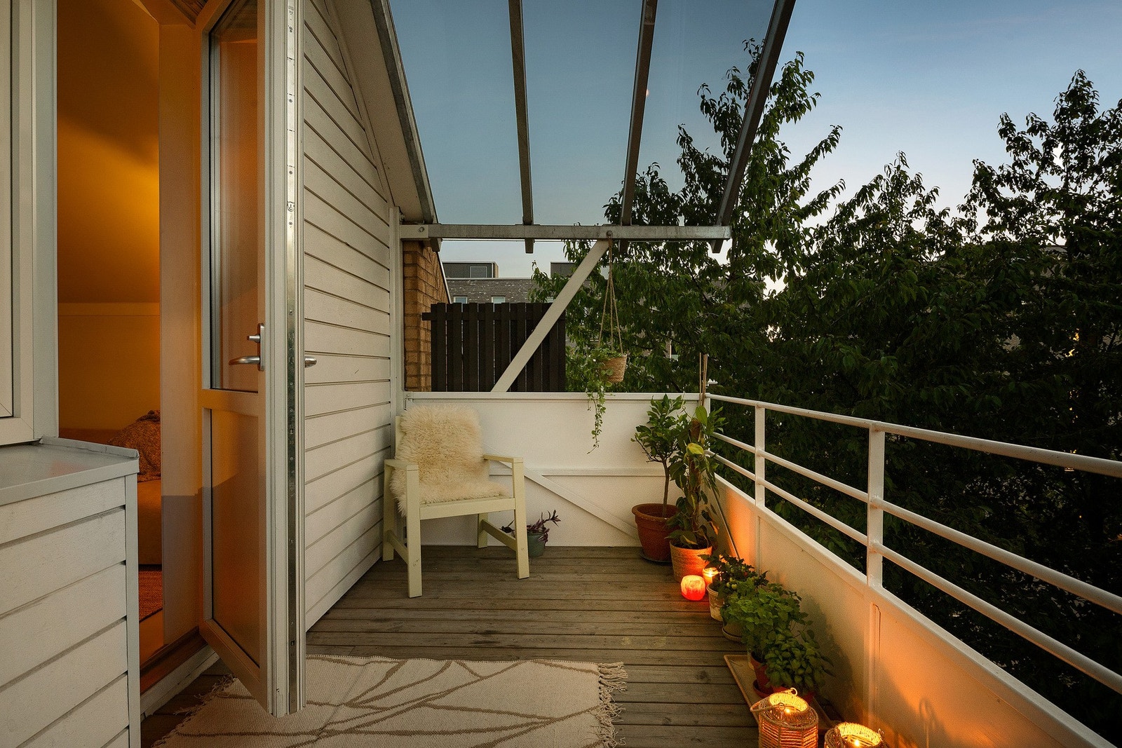 Balkongen har naturskjønn utsikt og oversikt over fellesområdet Galleribilde