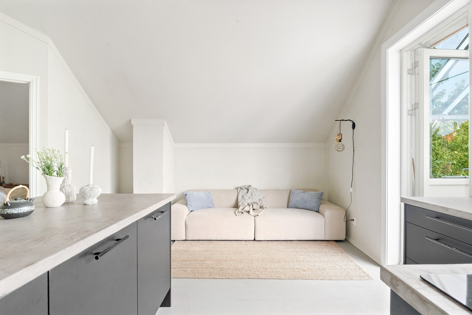 Oppholdsrommet har videre god plass til en deilig sofagruppe med tilhørende møblement Galleribilde