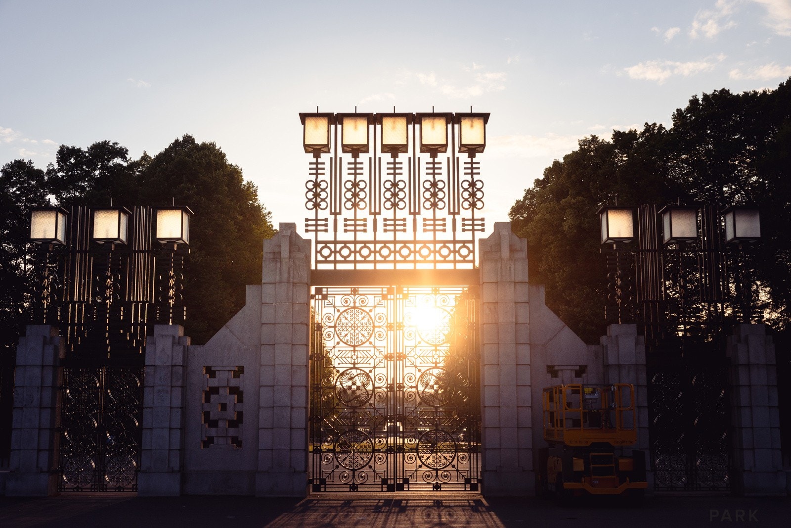 Leiligheten ligger i et urbant, populært og meget sentralt boligområde på Majorstuen i Oslo, med nærhet til alle typer bymessige fasiliteter, god offentlig kommunikasjon og flotte tur- og rekreasjonsområder. Galleribilde