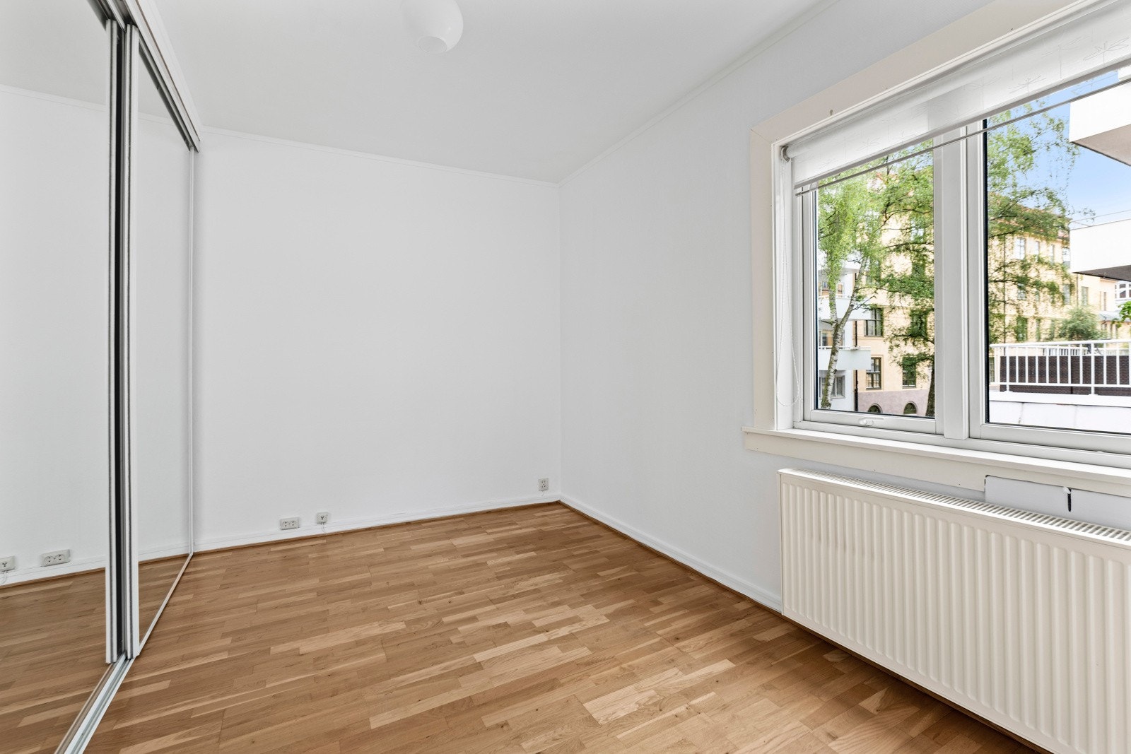 Leiligheten byr på 2 gode soverom. Hovedsoverommet er stort og romslig, med god plass til dobbeltseng, nattbord, garderobeskap og annet ønsket møblement. Galleribilde