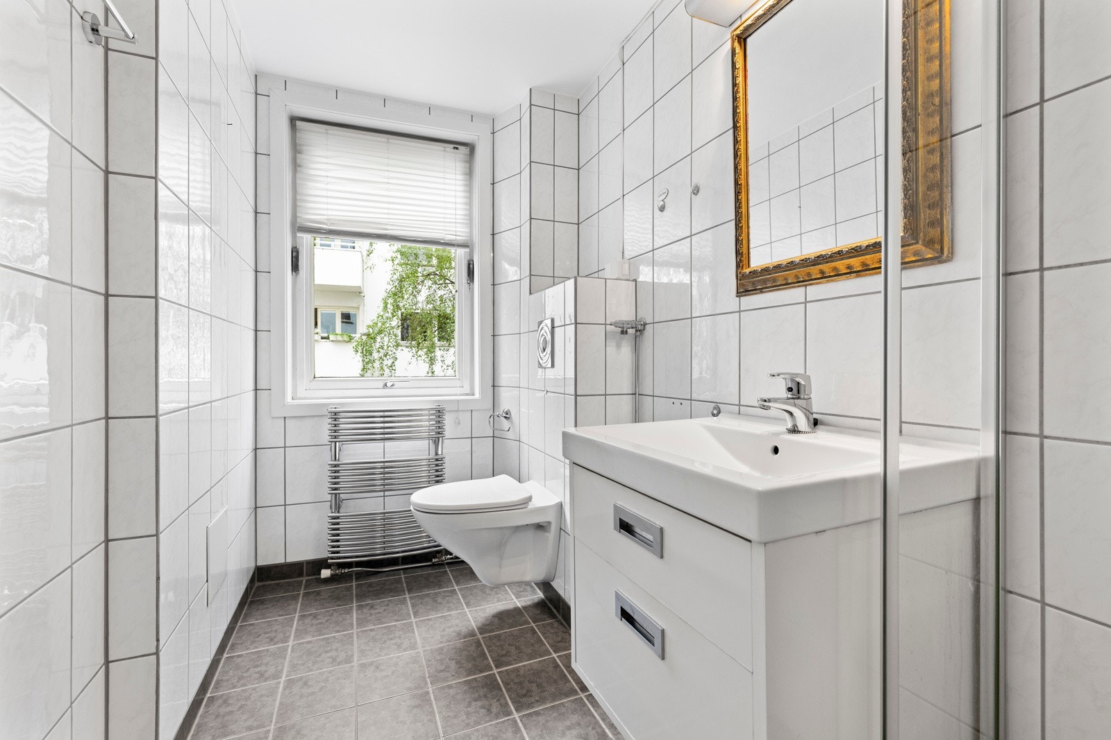 Leiligheten har et flislagt baderom som antas å være fra mellom 2010 og 2015. Galleribilde