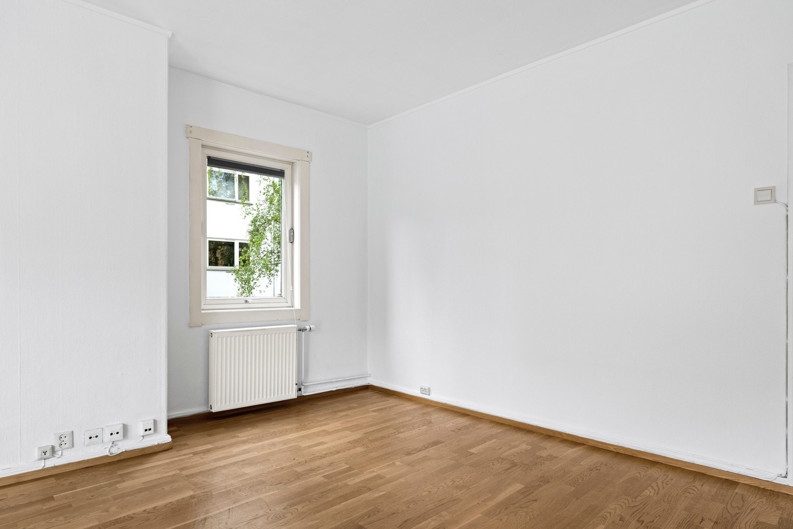 Store vindusflater sørger for godt dagslys, noe som gjør rommet funksjonelt til både hverdag og samlinger. Galleribilde