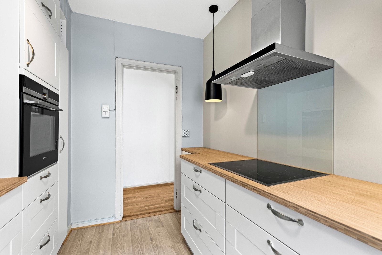 Det er integrerte hvitevarer som kjøl/fryseskap, oppvaskmaskin, platetopp og stekeovn, noe som gir en praktisk og effektiv løsning. Galleribilde