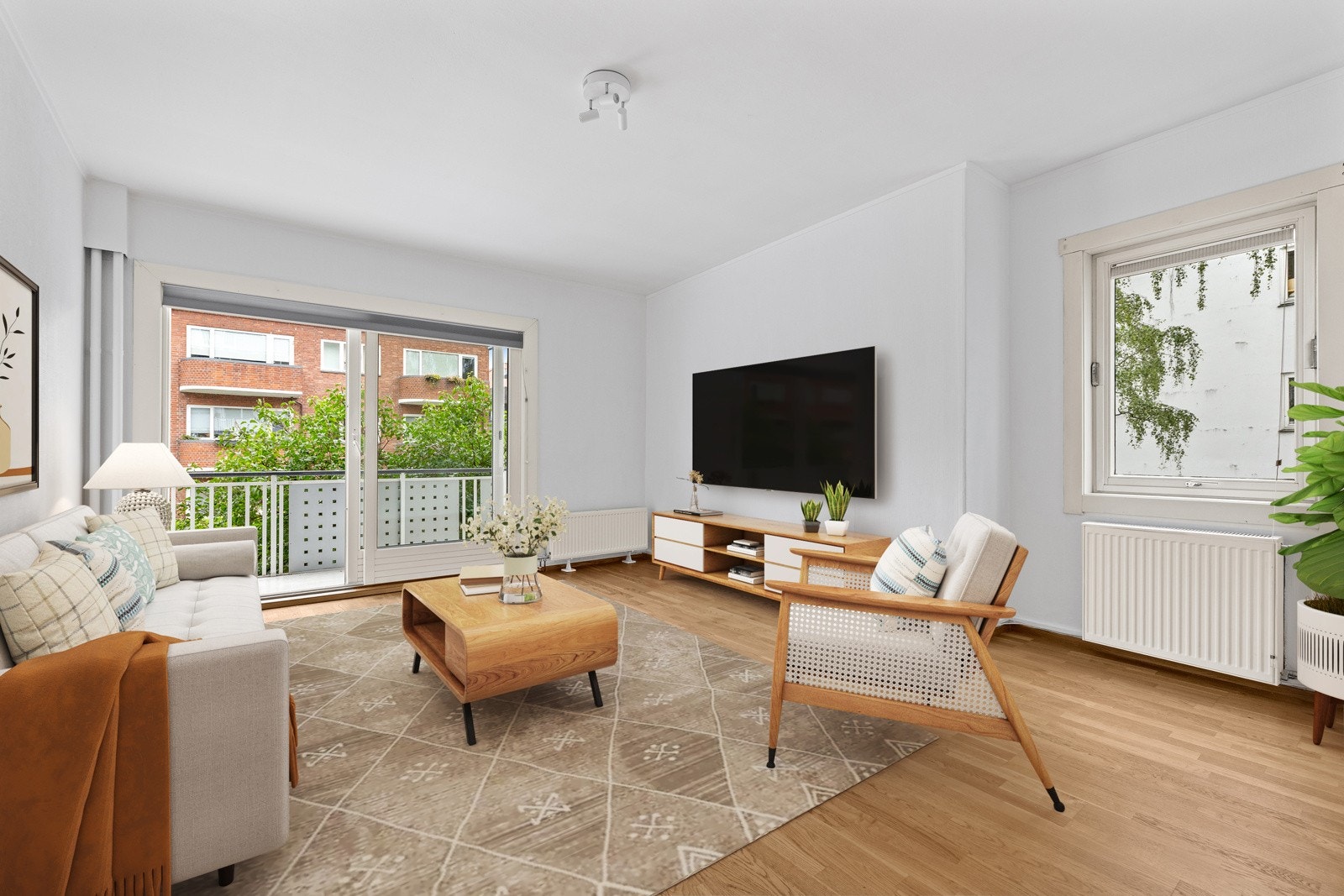 En lys selveierleilighet i 2.etasje beliggende mellom Vestkanttorget og Frognerparken. Leiligheten har en god planløsning med store vindusflater som gir mye lys og en god atmosfære. Galleribilde