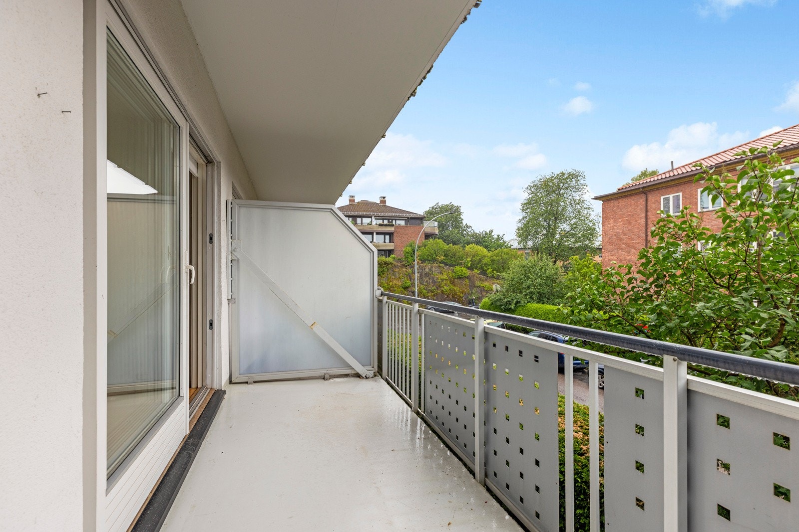 Fra stuen er det utgang til nordvestvendt balkong målt til ca. 8 kvm. Galleribilde