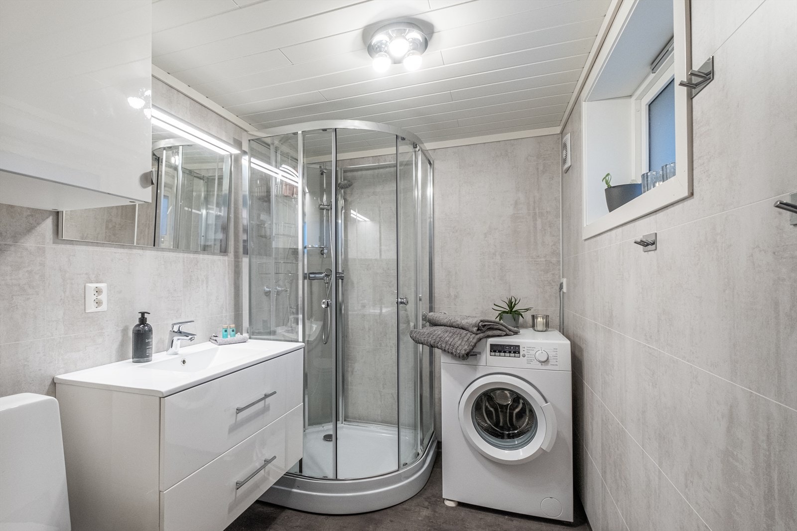Badet på 4 kvm ble oppgradert i 2019/2020 og har både toalett, dusjkabinett og opplegg for vaskemaskin. Galleribilde
