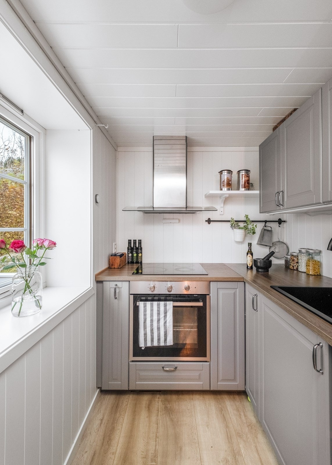 Det trivelige kjøkkenet er på 4,5 m² og ligger som en forlengelse av stuen. Galleribilde