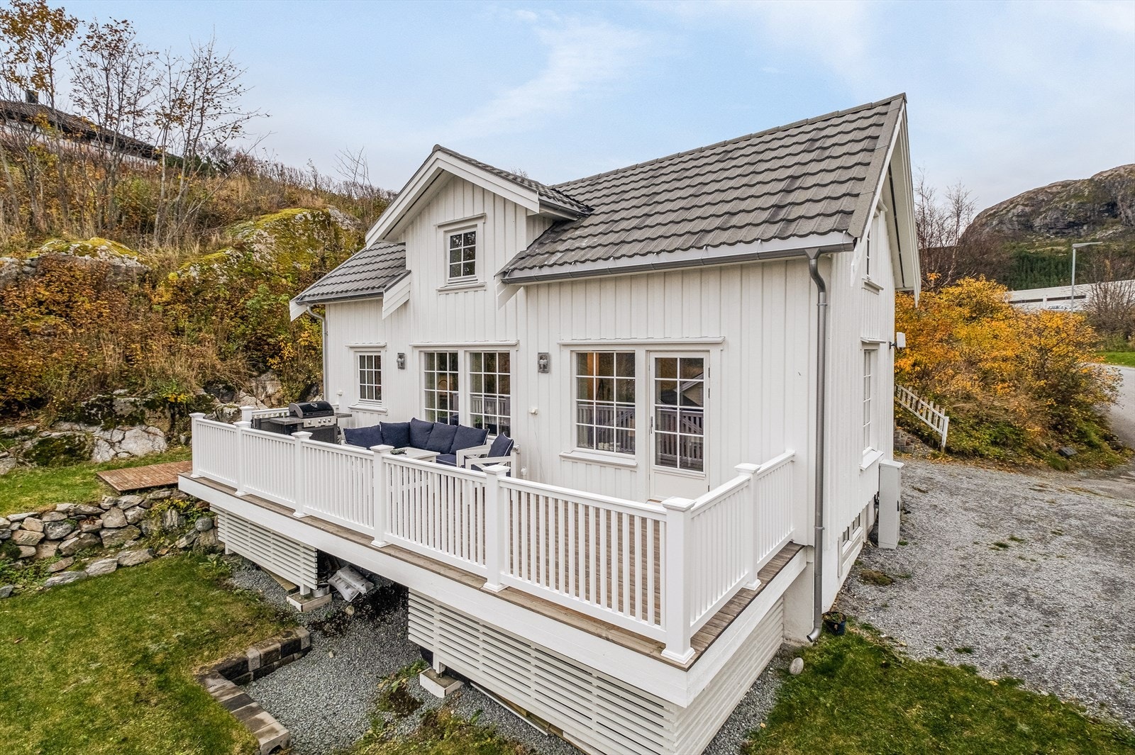 Eiendommen har en tomt på 585 m² med parkering på egen, gruslagt gårdsplass. Galleribilde