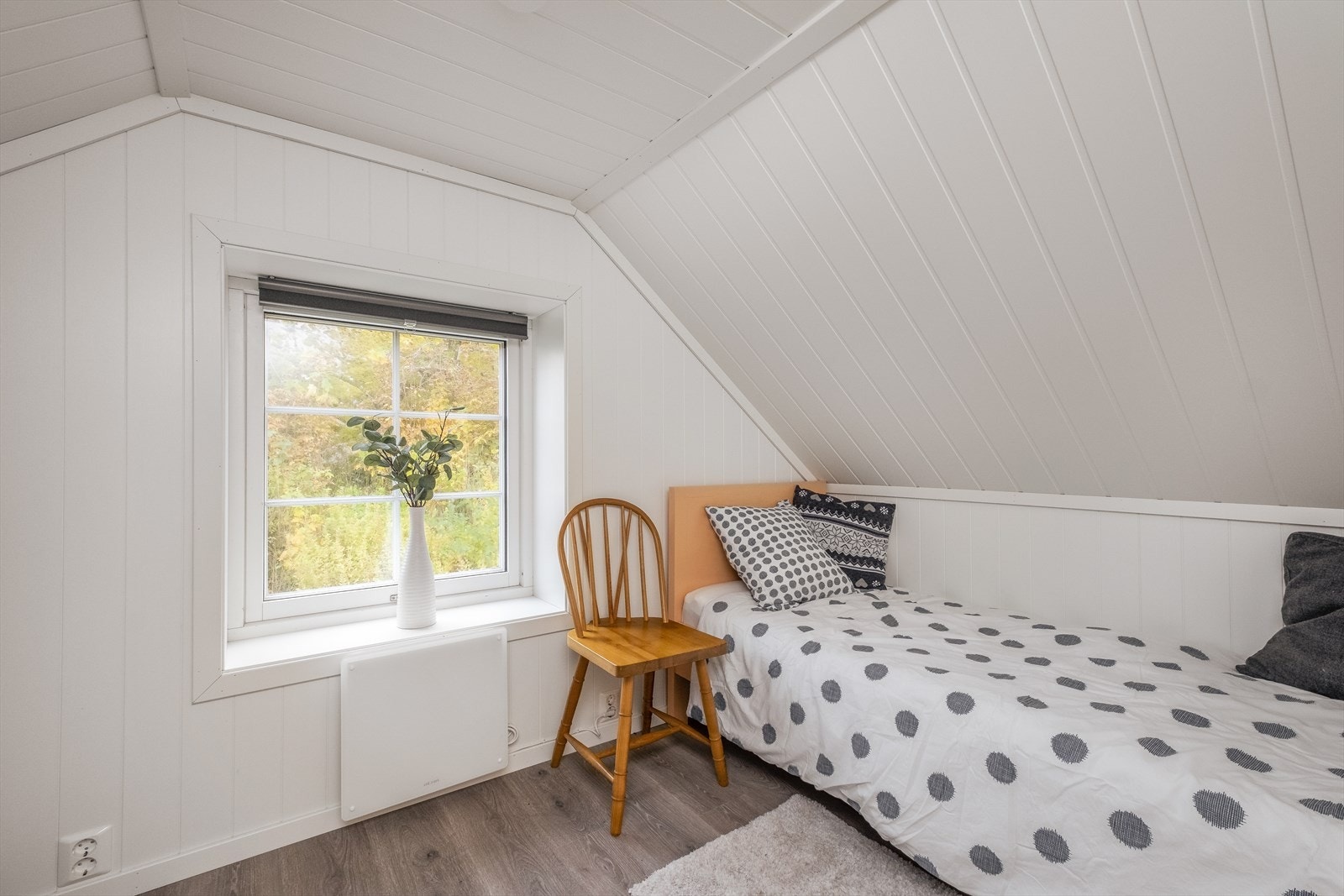 Soverommene er alle holdt i samme stil med laminatgulv, skråhimlinger og hvitmalte vegger. Galleribilde