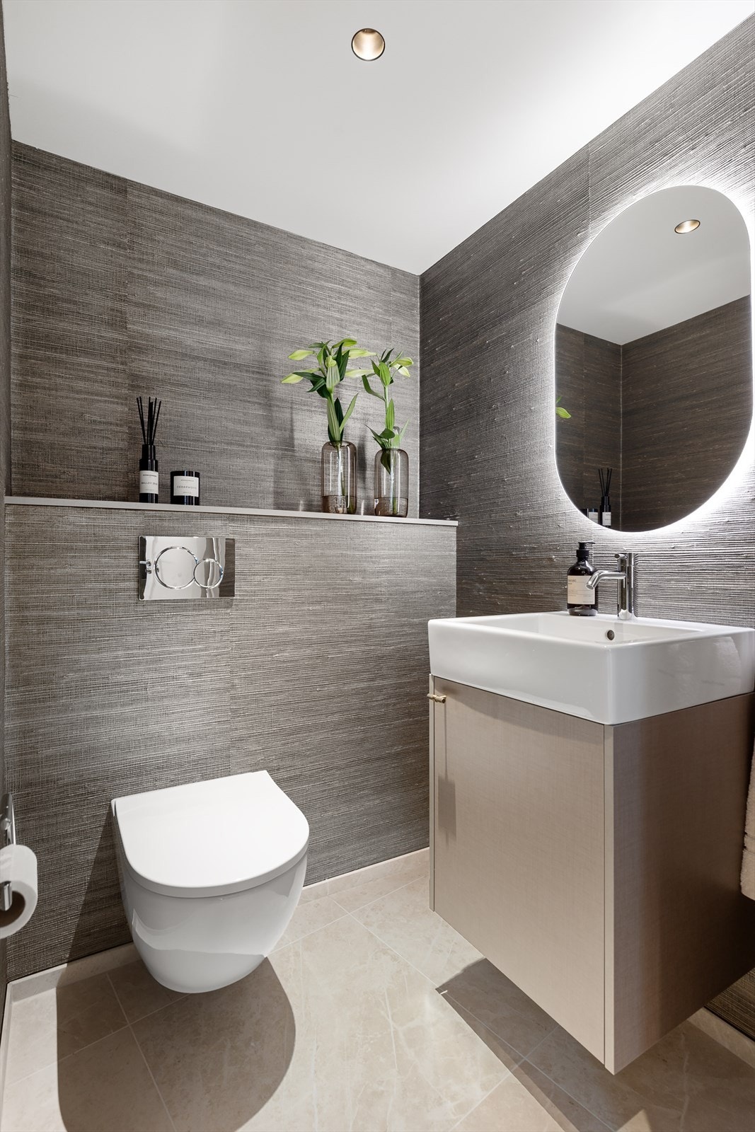 Separat wc med servantskap, speil med lys og veggmontert toalett. Galleribilde