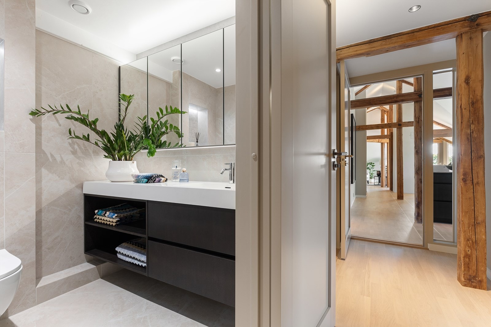 Flislagt bad 2 med dusjnisje med glassdør, innredning med skuffer og hyller, veggmontert skap med speilfronter og veggmontert toalett. Nye varmekabler. Galleribilde