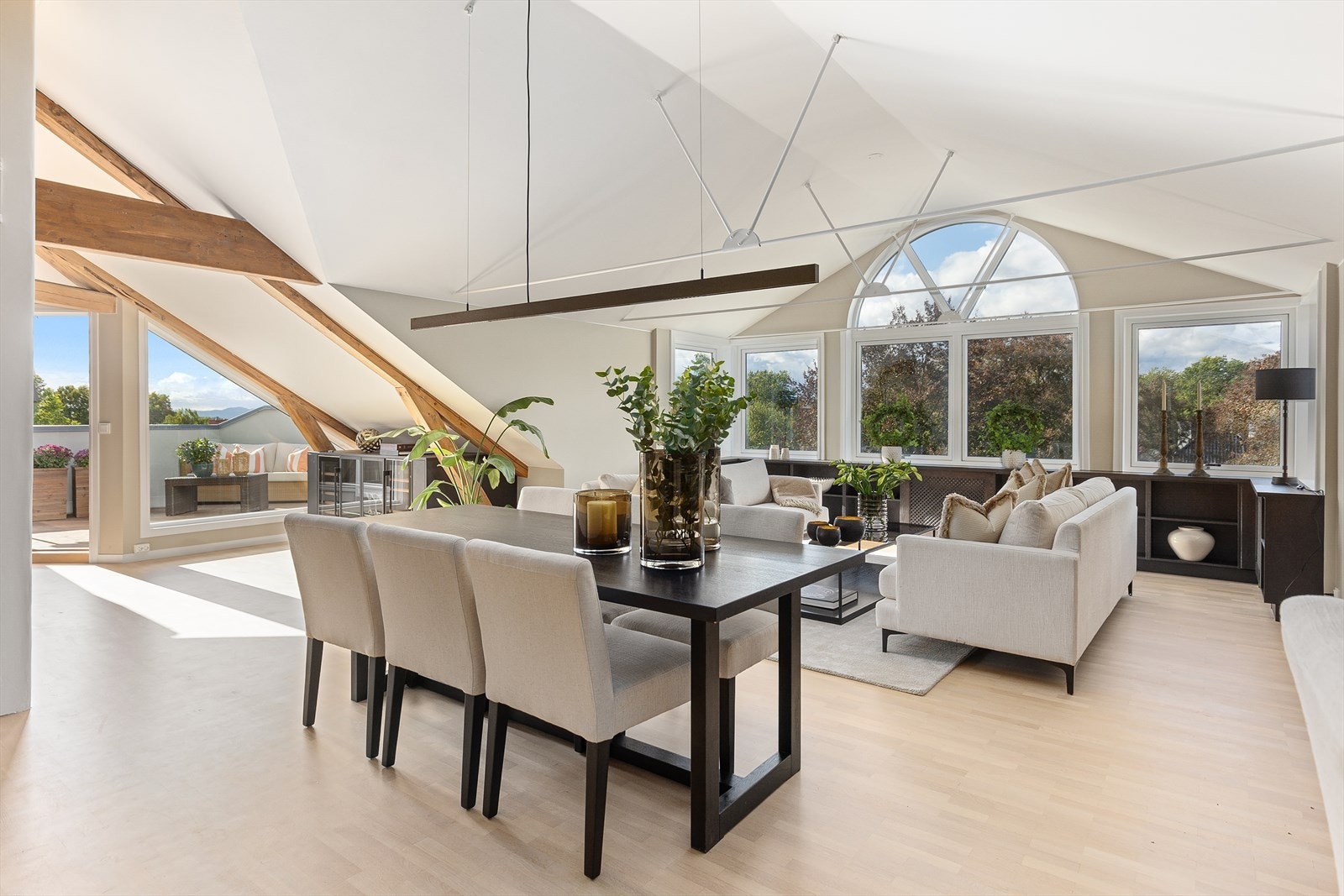 Leiligheten er pusset opp med fokus på kvalitet i alle ledd. Med plassbygde innredninger, nøye utvalgte materialer og gjennomført design, fremstår boligen som et prakteksemplar. Galleribilde