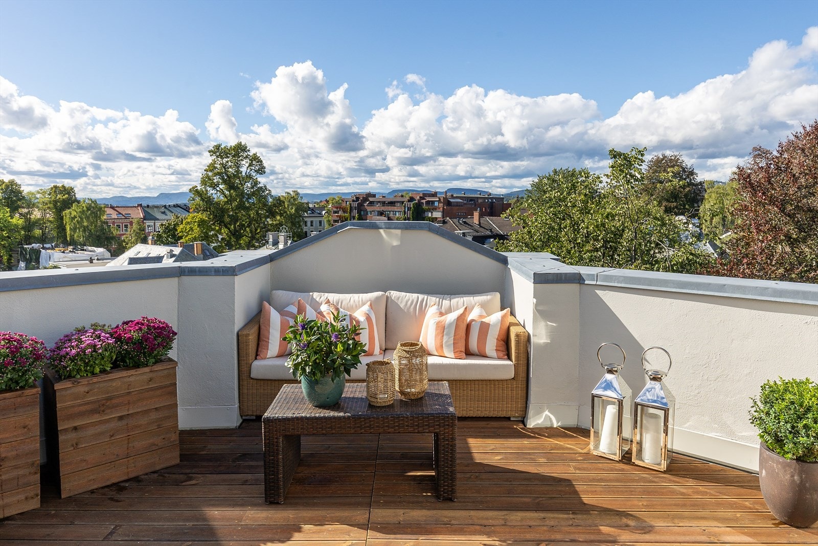 Velkommen til Tors gate 5. Lekker og nyoppusset toppleilighet med høy/god kvalitet. Heisen benyttes kun av de fire øverste leilighetene, noe som gir ekstra komfort og privatliv. Galleribilde