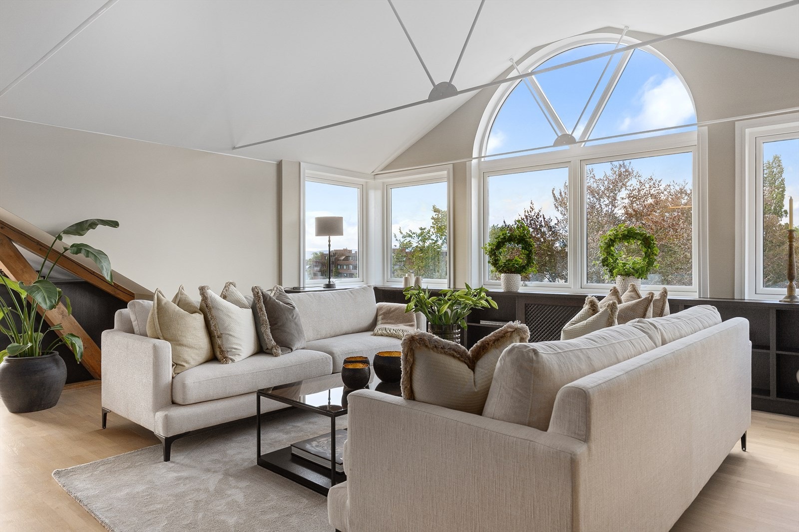 Den åpne planløsningen skaper en luftig og funksjonell bolig, mens den generøse takhøyden og de stilfulle detaljene gir hjemmet karakter og sjel. Galleribilde