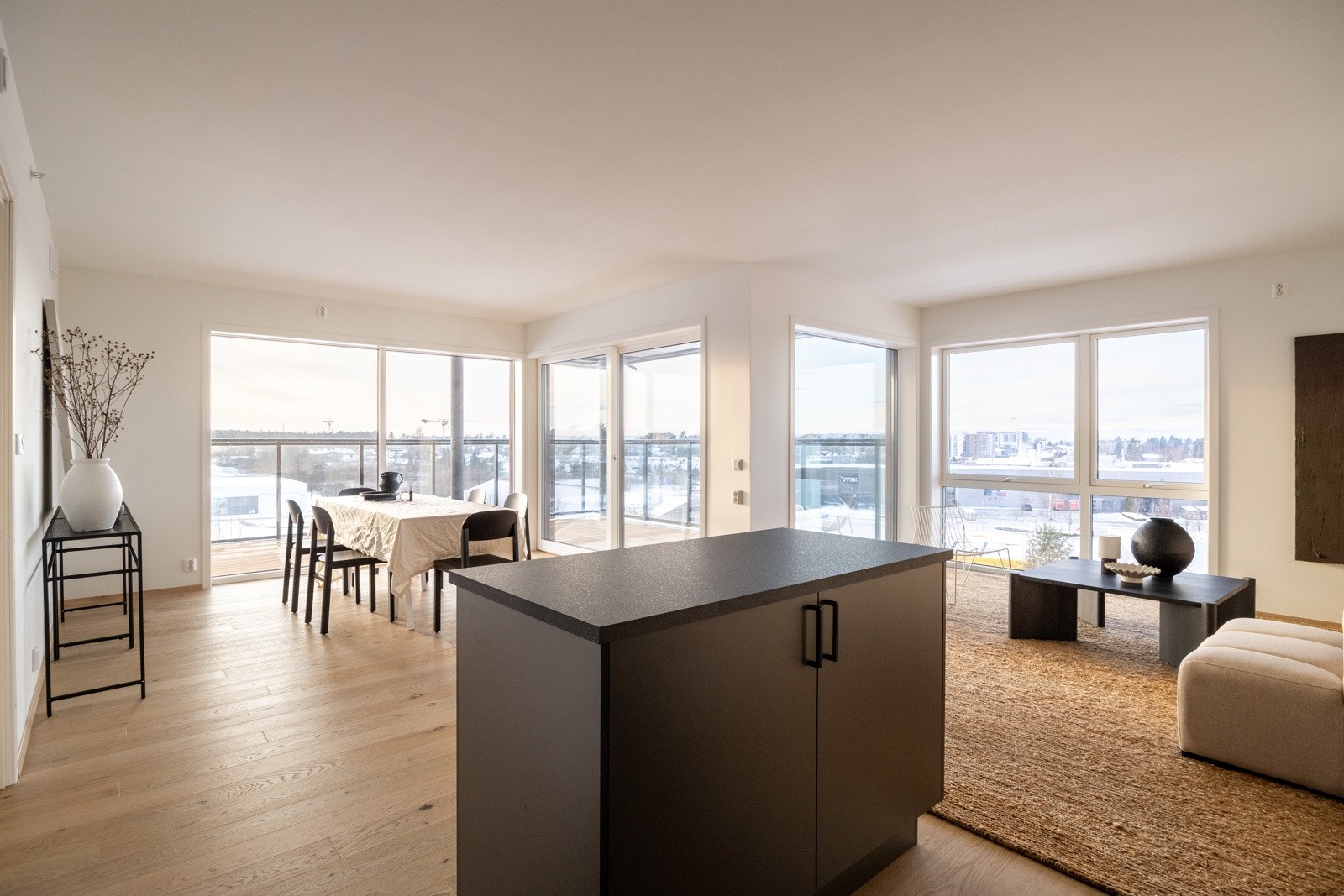 Stilren leilighet i 6. etasje med stor og solrik balkong på 31 kvm. Galleribilde