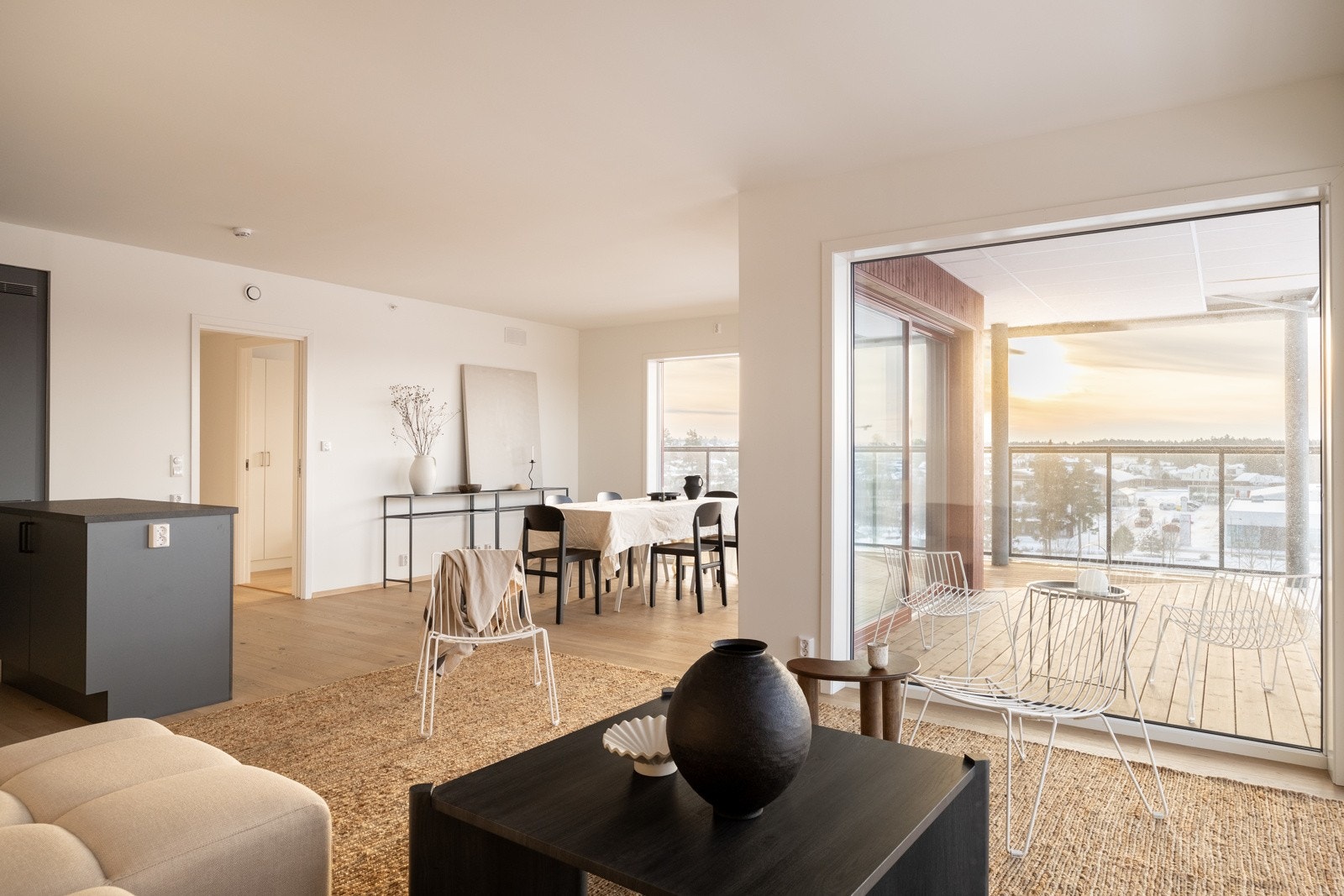 Boligen har et stort oppholdsrom som enkelt kan innredes. Galleribilde