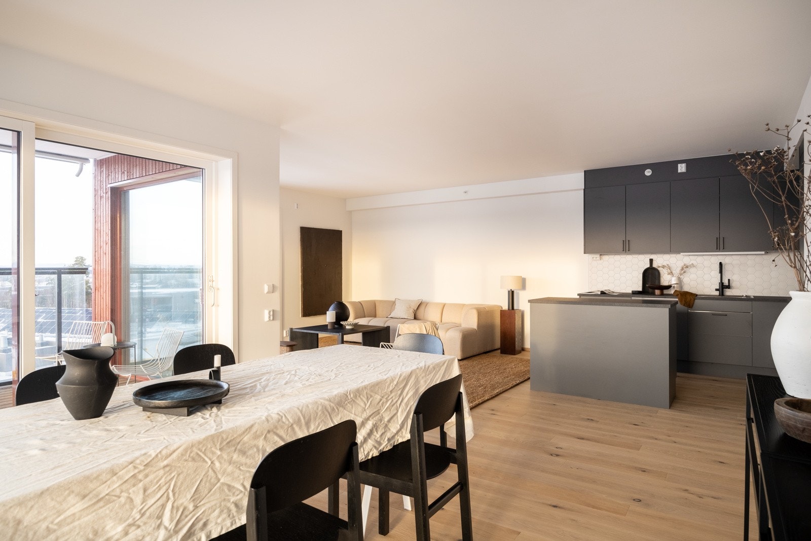 Praktisk åpen stue- og kjøkkenløsning. Galleribilde