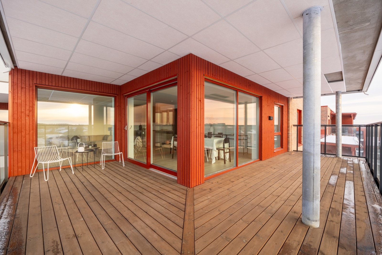 Utgang fra stue til en stor, solrik balkong på hele 31 kvm. Galleribilde