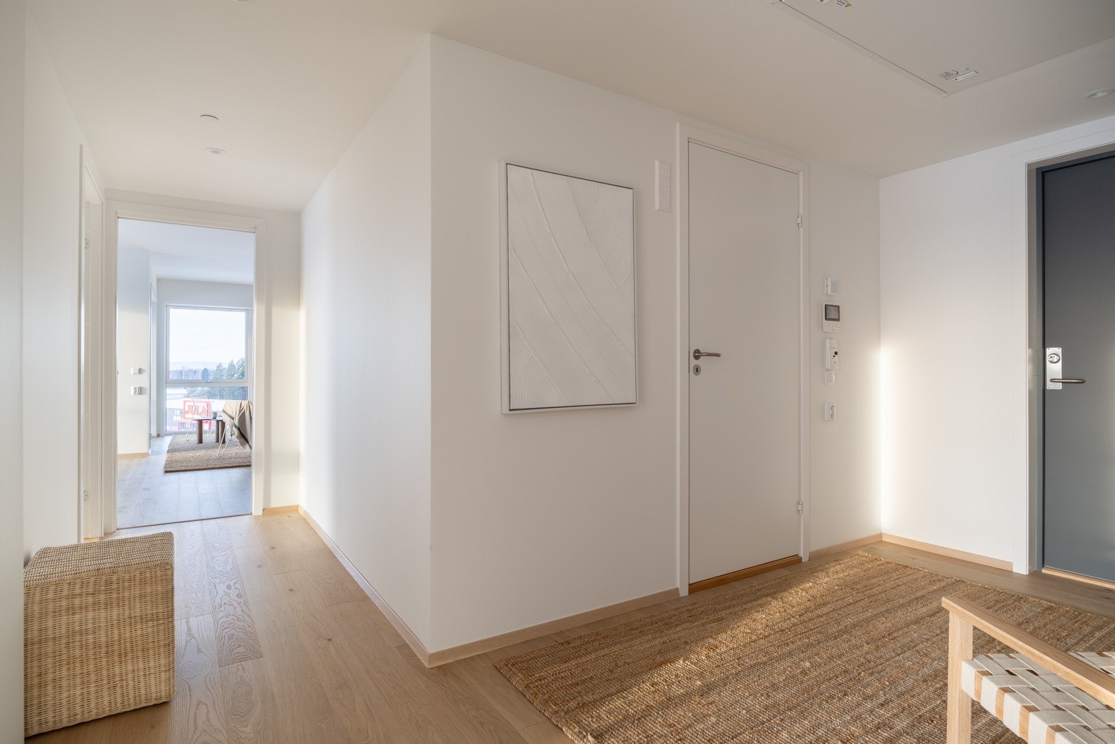 Stor og lys gang med plass til ønskelige møblementer. Galleribilde