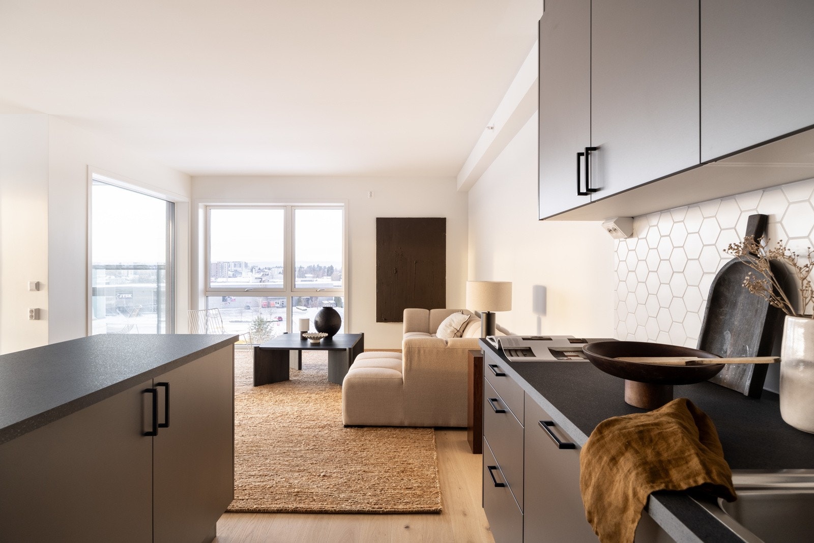 Moderne Sigdal kjøkken med mørke fronter. Galleribilde