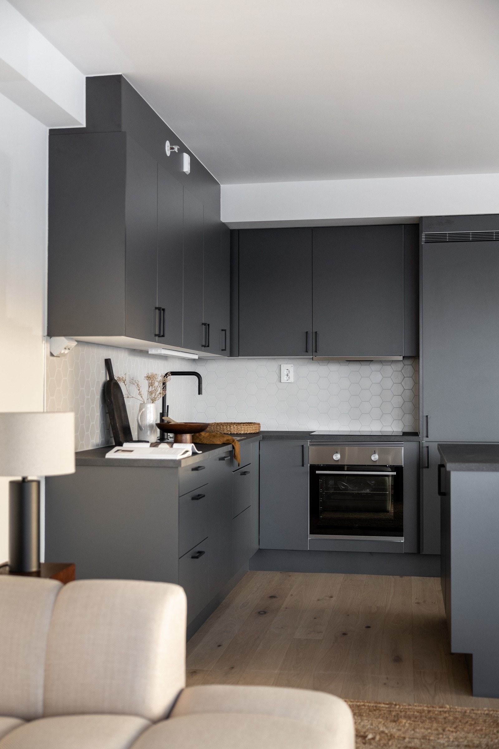 Av integrerte hvitevarer er det stekeovn, platetopp (type induksjon), oppvaskmaskin og kombiskap kjøl/frys. Galleribilde