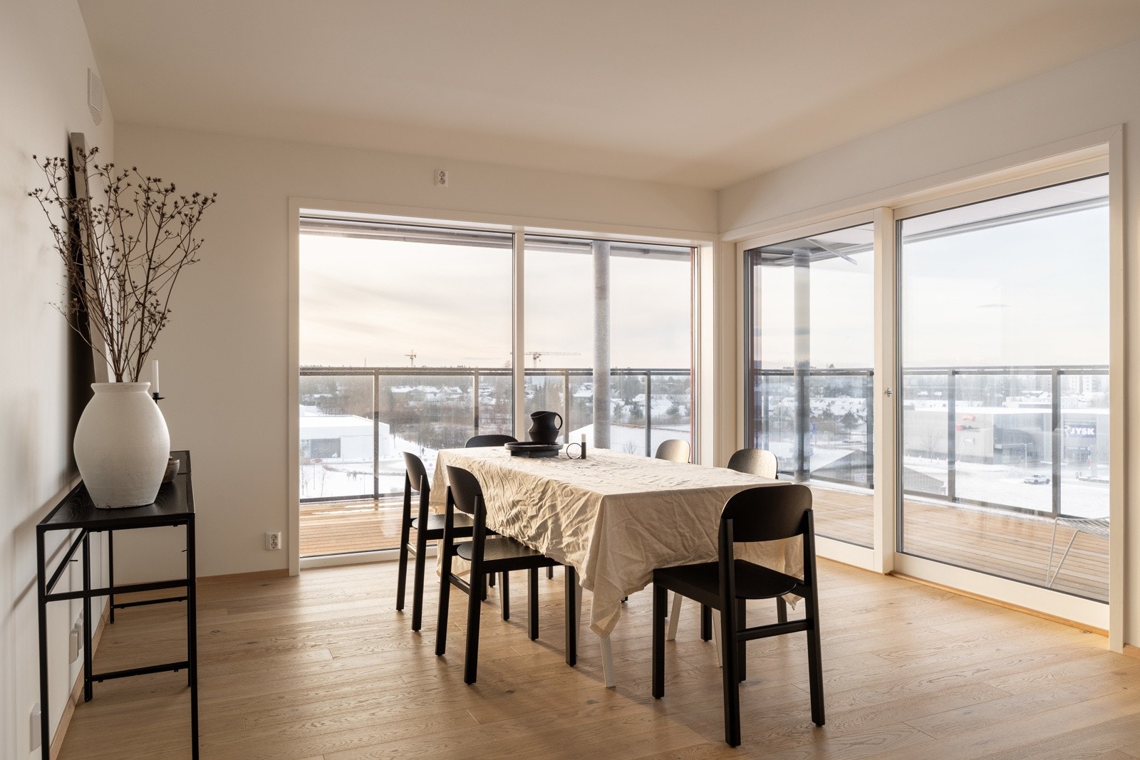 Leiligheten har store vindusflater som slipper inn mye naturlig lys. Galleribilde