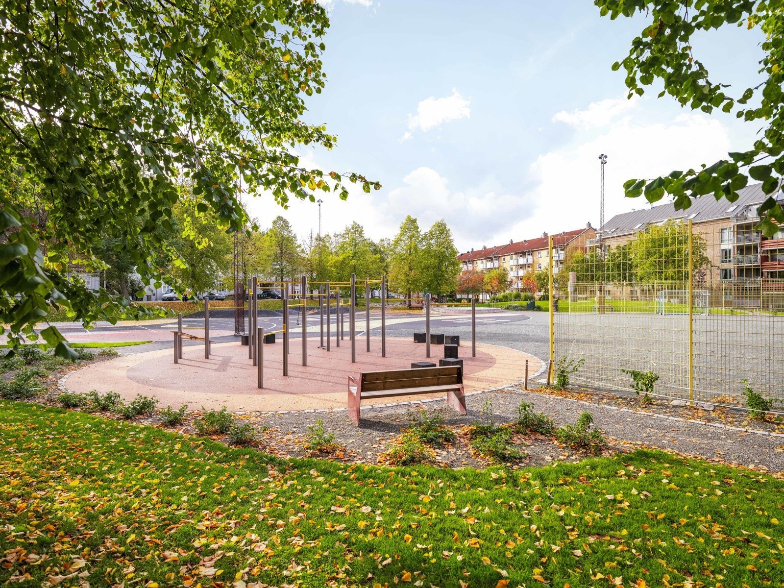 Parken utenfor er nylig oppgradert med flere aktiviteter. Solsiden befinner seg i overkant av 5 minutters gange unna, med resturanter, kjøpesenter, treningssentre og et rikelig byliv. Galleribilde