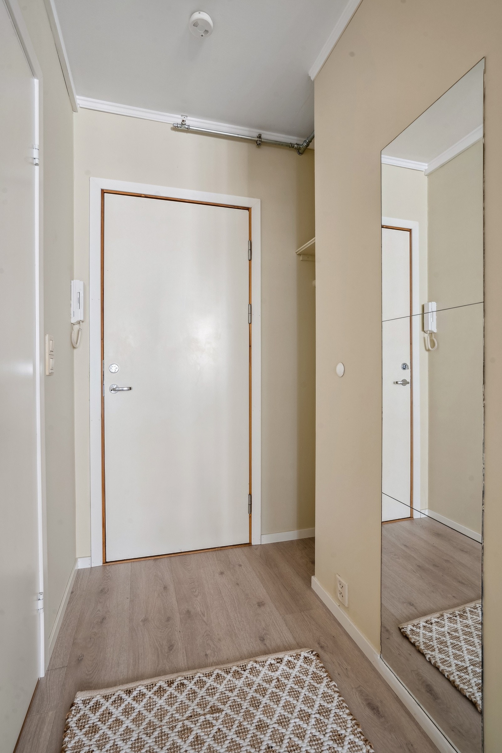 Velkommen inn - Entréen er lys og romslig, samt gir god plass til å henge fra seg ytterklærne. Galleribilde