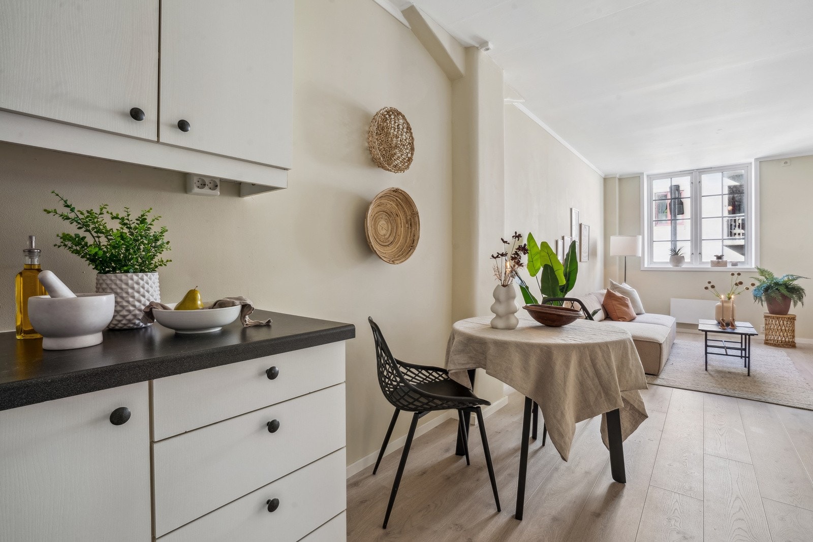 Praktisk utforming som gir godt med arbeidsplass. Galleribilde