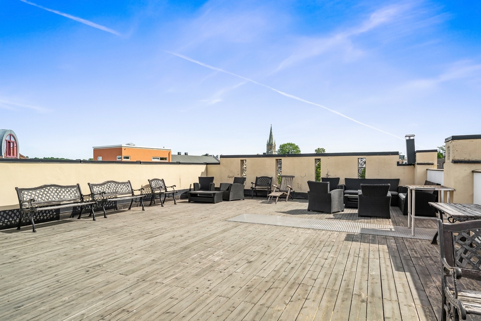 Solrik takterrasse med flere sittegrupper til felles bruk, hvor man nyte varme sommerdager. Galleribilde