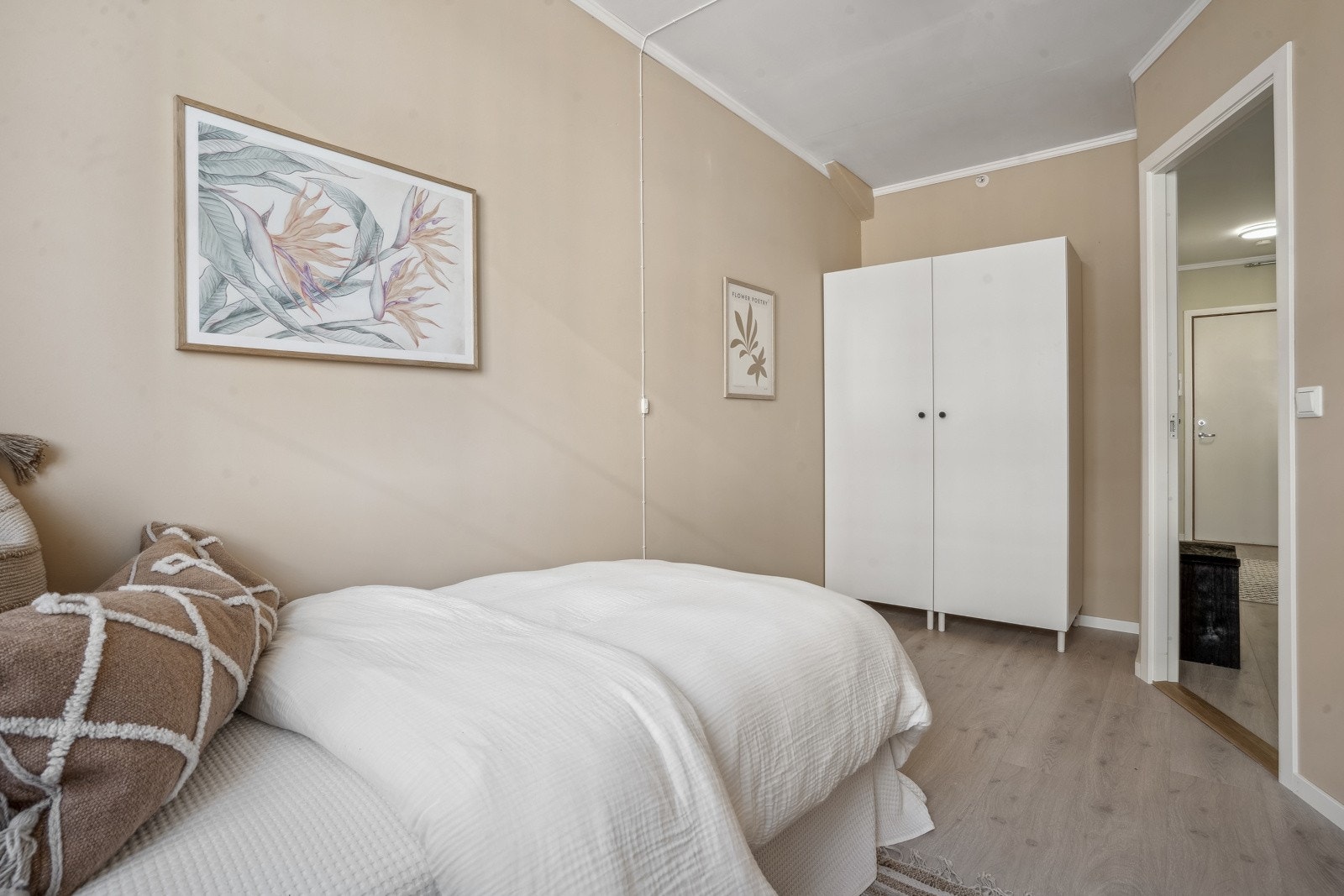 Romslig soverom med plass til både seng og annet møblement! Galleribilde