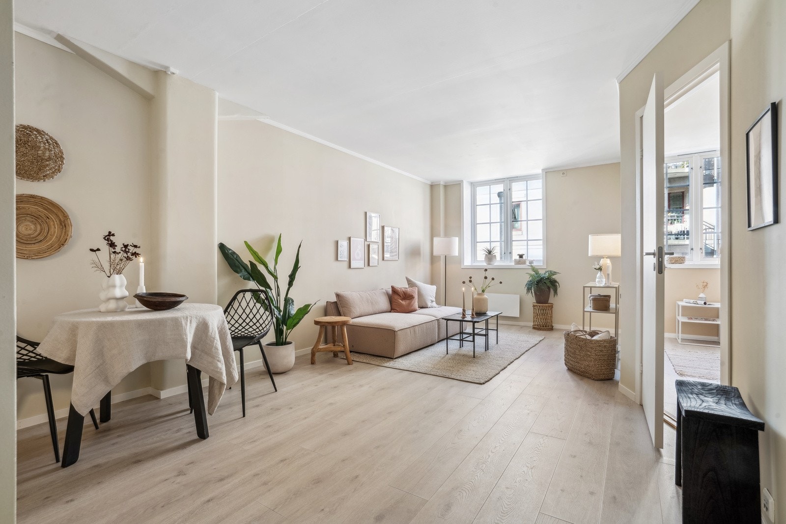 Stuen er romslig og har fine soner for innredning. Galleribilde