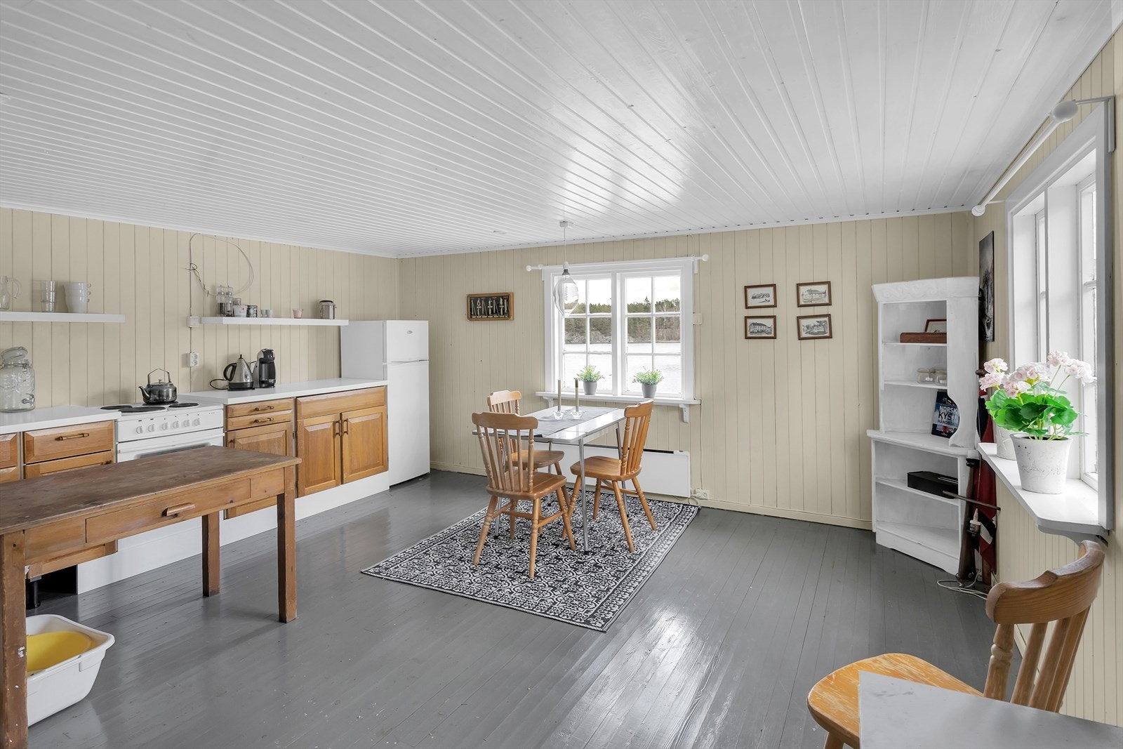 Koselig sjøbu i umiddelbar nærhet til brygga. Galleribilde