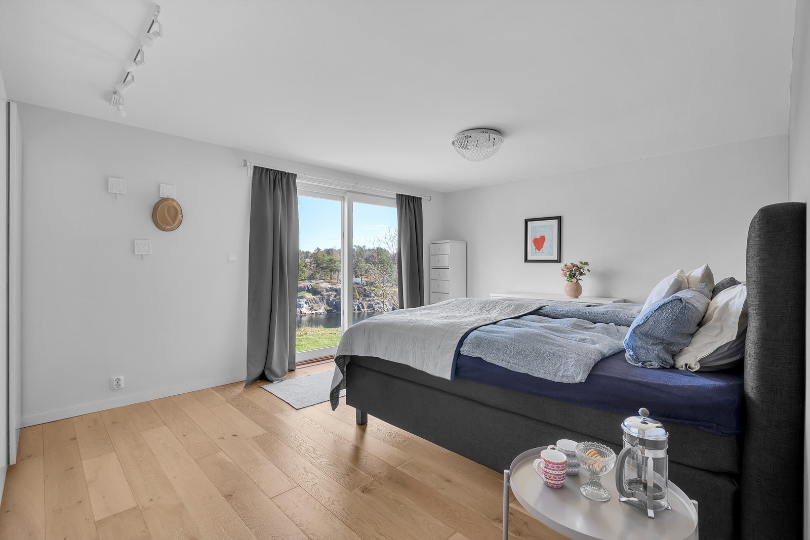 Soverom i kjeller med fantastisk utsikt mot sjøen. Galleribilde