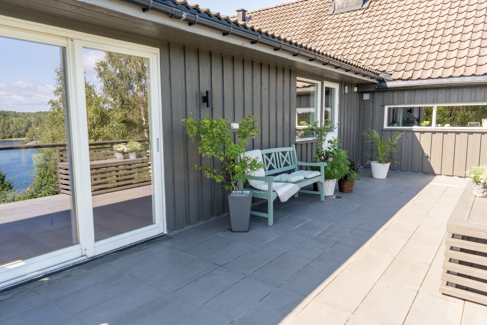 Utsiden av kjøkken og kontor. Galleribilde