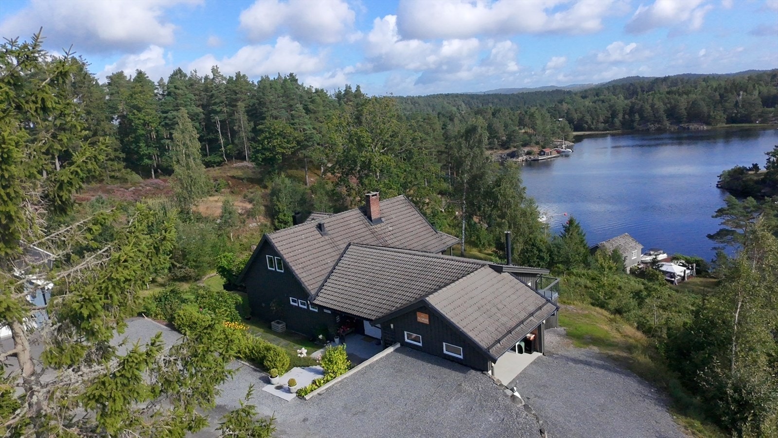 Her er den flotte eiendommen med brygge og naust. Det er også gode parkeringsmuligheter. Galleribilde