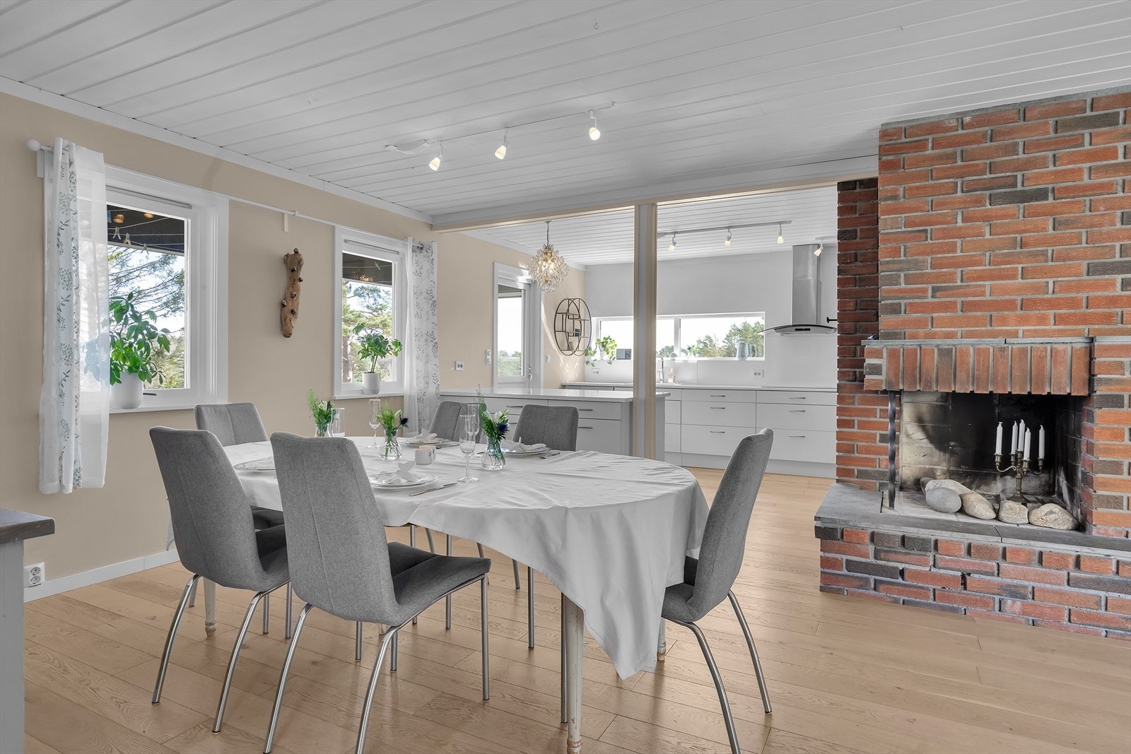 Innbydende spisestue hvor det moderne møter det rustikke. Galleribilde