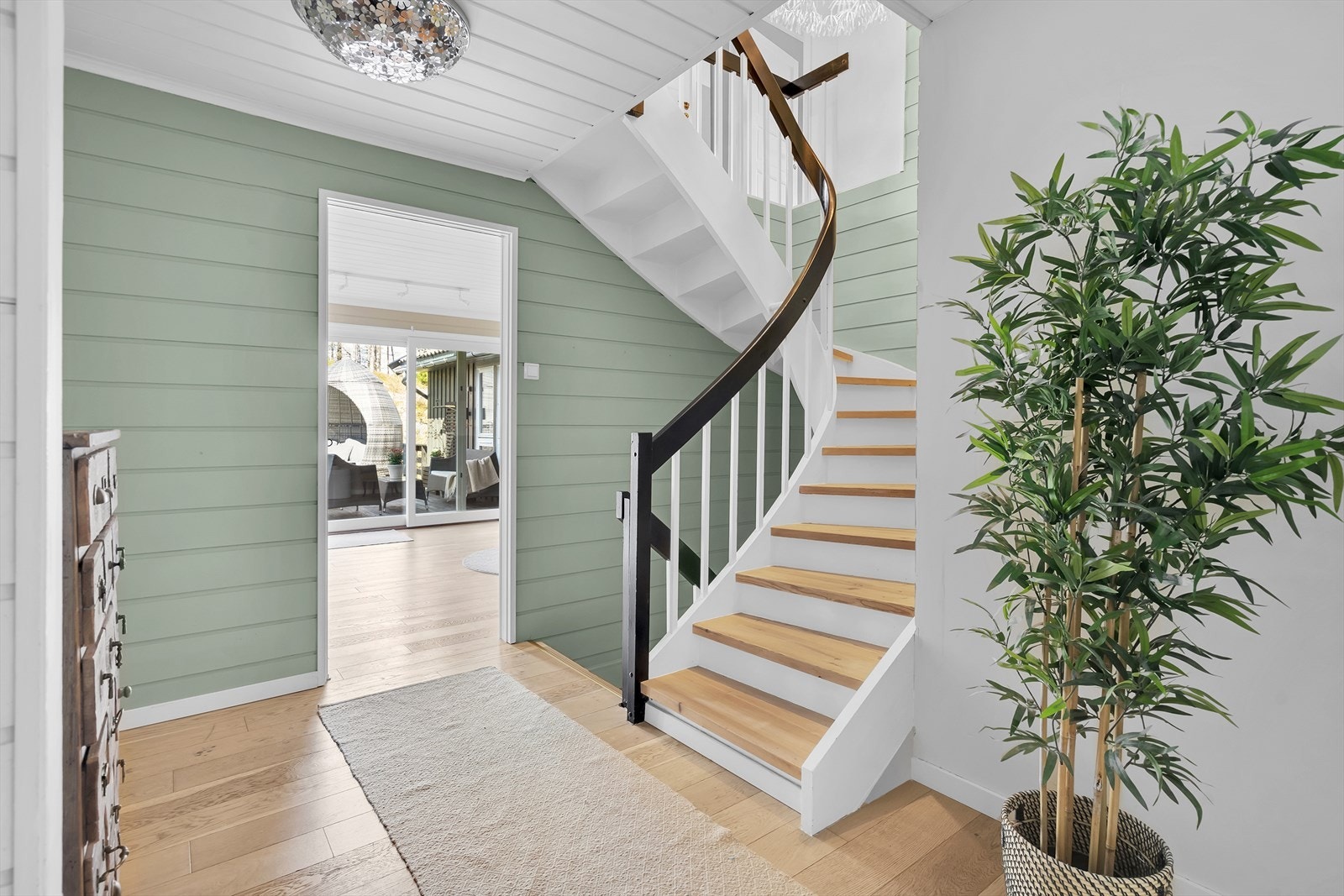 Romslig gang i lekre farger som fører deg videre inn til stue/kjøkken. Galleribilde