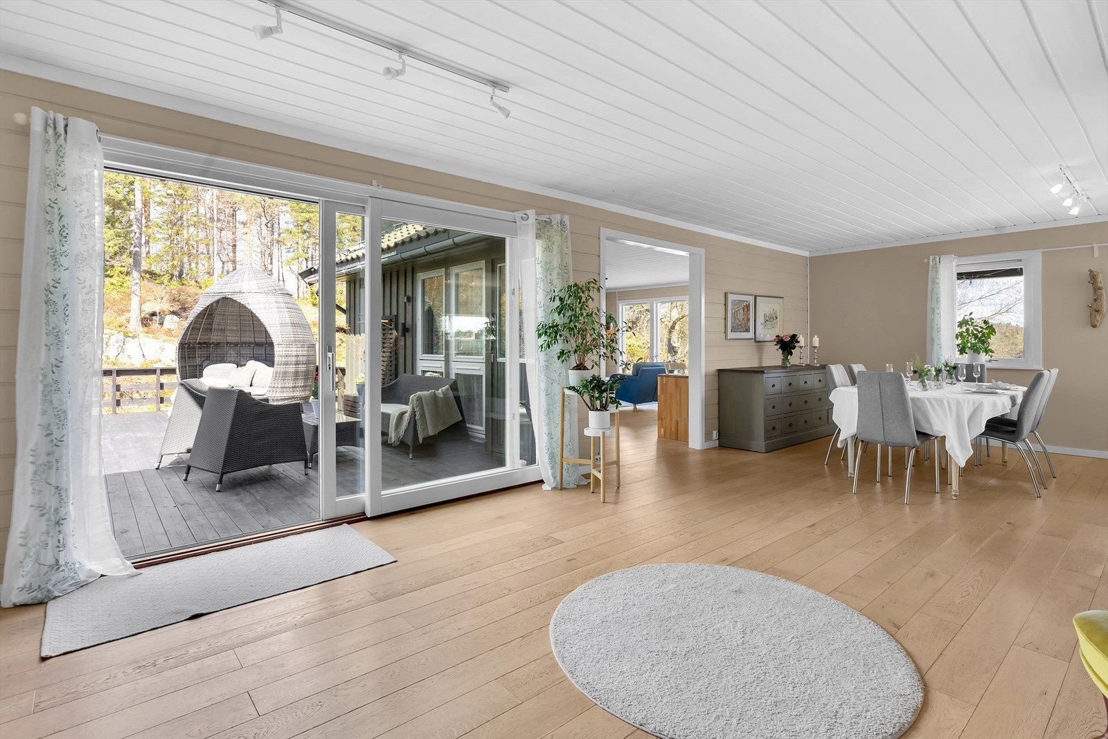 Fra spisestue er det stor verandadør som leder ut til stor terrasse. Galleribilde