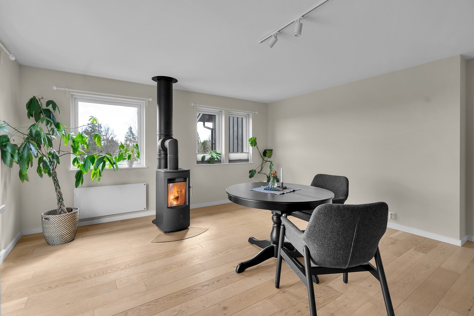 På kontoret kan man nyte stillheten foran peisen i rolige omgivelser. Galleribilde