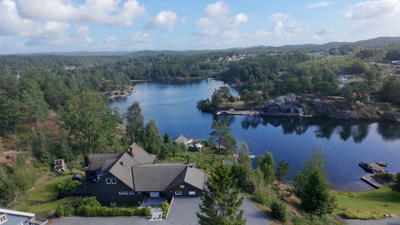 Stor og usjenert hage med rom for selvdyrking. Galleribilde